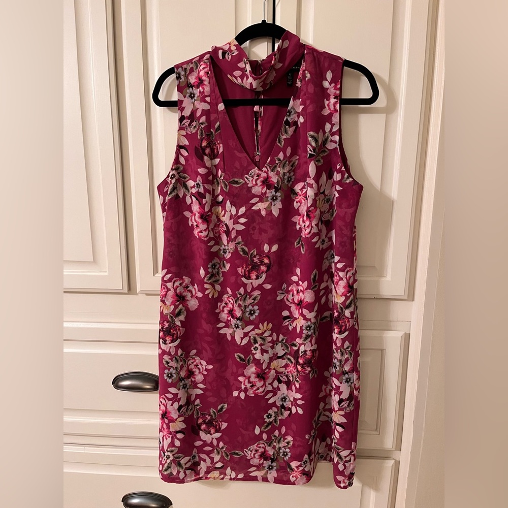 White House Black Market Sleeveless Choker Floral Shift Dress
